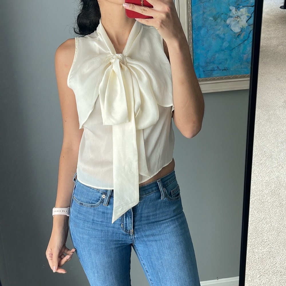 Very feminine cute top in ivory. Very good condition